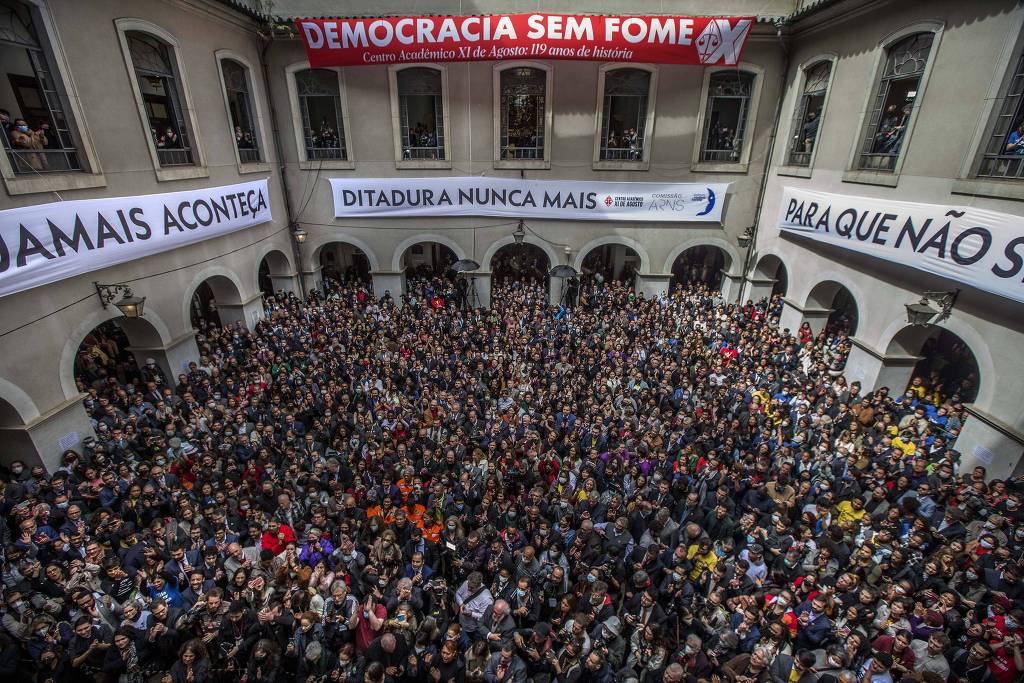 Carta em defesa da democracia interrompe coleta de assinaturas por início da campanha eleitoral
